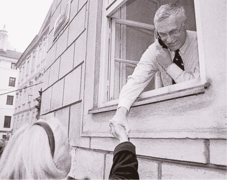 Václav Klaus přijímá podporu v době tzv. sarajevského atentátu 