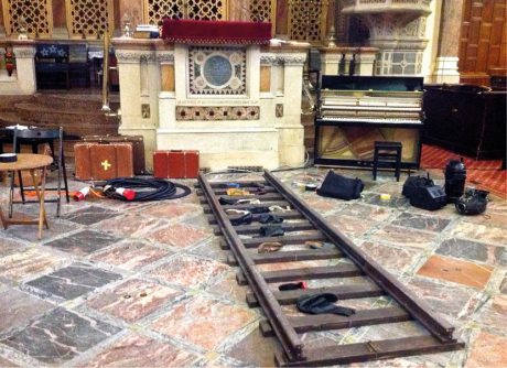 Příprava scény ve West London Synagogue