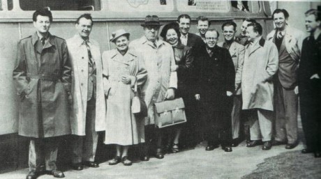 Soubor Divadla S+H na zájezdu v roce 1954. Miloš Kirschner je první zleva. FOTO archiv Profiloutkari.org