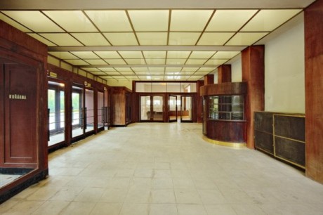 Foyer byl stejně ponurý jako kdysi. FOTO archiv BVV