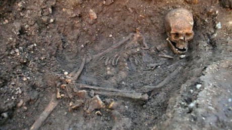 Britští archeologové pod parkovištěm Grey Friars v anglickém Leicesteru našli loni v září kosterní ostatky z 15. století, které by mohly patřit Richardovi III. Vykazovaly panovníkovy fyzické rysy a našly se na místě někdejšího františkánského kostela, v jehož hrobce byl podle současných poznatků král pohřben. ostra byla podrobena řadě testů, včetně analýzy DNA. Analýza radiokarbonovou metodou potvrdila, že nalezená kostra patřila 32letému muži, který žil mezi lety 1455 až 1540. Byl vysoký 173 centimetrů, což na svou dobu bylo poměrně dost. Kostra ovšem byla poznamenána skoliózou. Dobové prameny i Shakespeare zdůrazňovaly právě Richardovu deformovanou postavu. Vědci také představili Richardovu lebku, která je vzhledem k době, jakou ležela pod zemí, poměrně zachovalá. Zkoumání také odhalilo deset zranění, z toho osm na hlavě. Richard III. je utrpěl v bitvě a zřejmě i po smrti, kdy vítězové jeho mrtvolu zohavili. Analýza také potvrdila, že ostatky měly subtilní kosti, což odpovídá dobovým líčením Richardovy křehké postavy. FOTO archiv