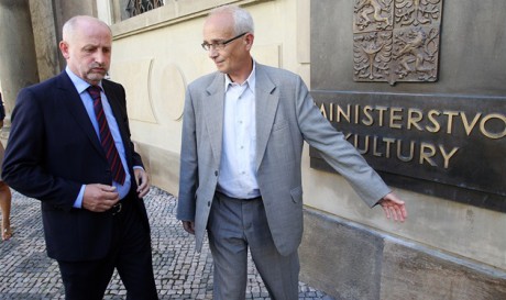Jiří Balvín s Janem Burianem před vchodem do budovy MK. FOTO MICHAL ŠULA