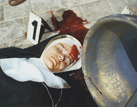 V kapli kláštera Boromejek je uvolněným zvonem zabita mladá sestra. Mezi podezřelými je především její bratr. Podaří se praporčíkovi Arazímovi a jeho "pátračce" zhýralého pachatele usvědčit, nebo vraždu spáchal někdo jiný? (1997). FOTO archiv ČT