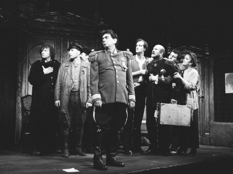 Fotografie z představení Mumraje (Činoherní klub Praha, 1991). FOTO PAVEL ŠTOLL