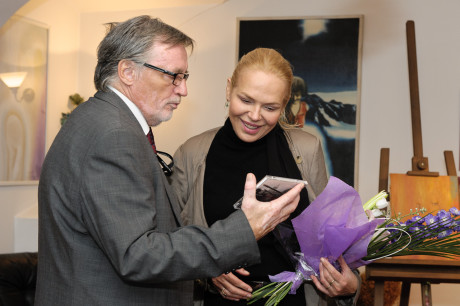 Petr Duhan předává Dagmar Havlové CD s nahrávkou. FOTO KHALIL BAALBAKI