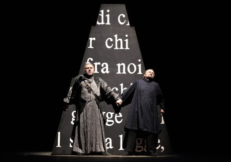 Jiří Sulženko (Fiesco) a Luis Cansino (Boccanegra) v dramatickém závěru opery. Foto Hana Smejkalová 