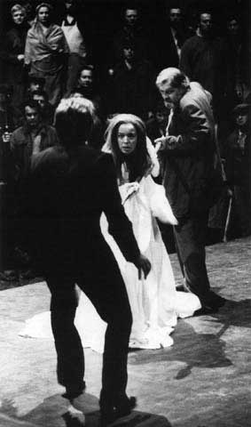 Sopranistka Gwyneth Jones v roli Brünnhildy během zkoušek Soumraku bohů, čtvrté části Prstenu nibelungova na Bayreuthském festivalu v roce 1976. FOTO archiv