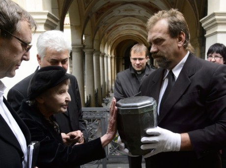 Vdova Eva Högerová se naposledy dotýká urny. FOTO archiv