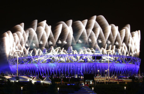 Ohňostroj během otevíracího ceremoniálu olympijských her v Londýně 27. 7. 2012. FOTO archiv