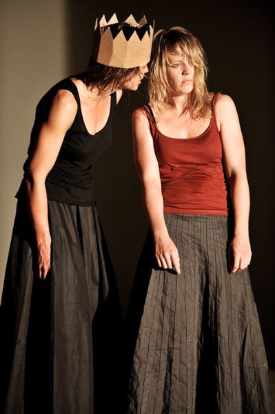 Susanne Wolff (Kreon) a Katharina Marie Schubert (Antigona) v závěrečné fázi trilogie. FOTO archiv