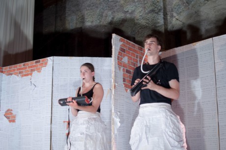Julieta a Romio v bílých papírových sukních a jejich finální dvojsólo. FOTO PAVEL MATOUŠEK
