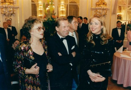 Manželé Havlovi a Jiřina Bohdalová na šestém česko-rakouském bálu ve Španělském sále Pražského hradu, červen 1995. FOTO archiv