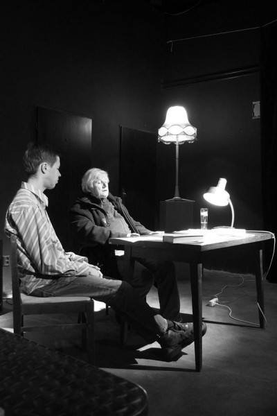 Vešel jsem do šera hracího prostoru. Šéf Jan Krupa mě představil divákům a pak už jsem jen četl a četl. FOTO archiv Divadla Krajiny