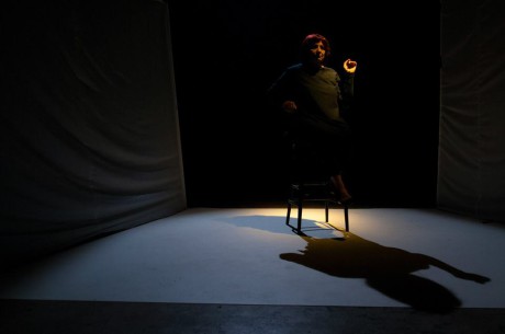 v proudu světla se objevila postava Mladé Faidry sedící s grácií na vysoké židli. FOTO Facebook Divadla Krajiny