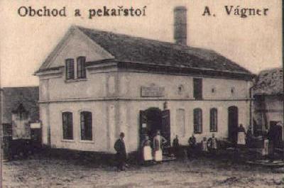 Obchod a pekařství Antonína Vágnera, dobová pohlednice. Repro archiv