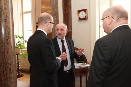 Předseda vlády Bohuslav Sobotka, bývalý ministr kultury Jiří Balvín a nový ministr kultury Daniel Herman. FOTO MK