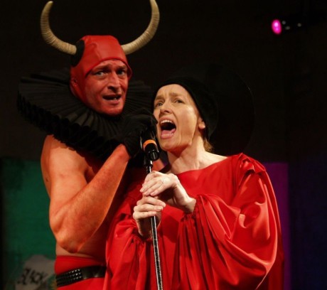 Karel Dobrý a Lucie Trmíková v Kabaretu Shakespeare Studia Damúza. FOTO VOJTĚCH MORAVA