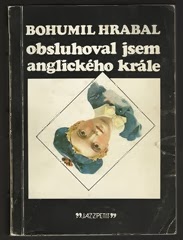 HRABAL, BOHUMIL: OBSLUHOVAL JSEM ANGLICKÉHO KRÁLE. 1. vyd. Praha, Jazzová sekce, 1982. Jazzpetit, č. 19, příloha bulletinu Jazz. 301 s., obálka a typografie JOSKA SKALNÍK.