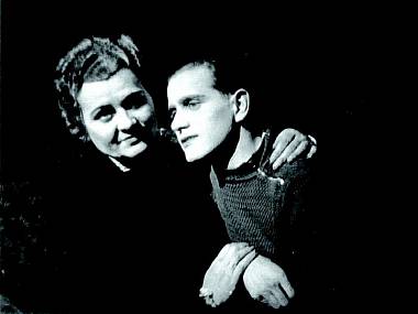 S Marií Šafaříkovou v legendární inscenaci Čapkovy Matky (Slezské divadlo opava, 1945). FOTO archiv SDO