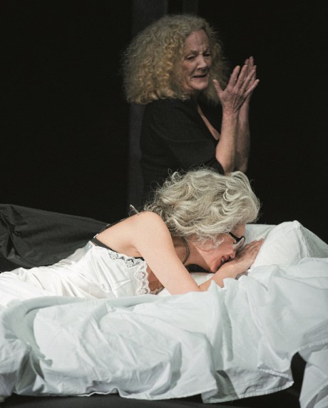 Helena Noguerra  a Catherine Hiegel v inscenaci Žena. FOTO ELISABETH CARECCHIO