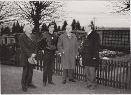 Vlevo coby Správní ředitel ND spolu s Borisem Rösnerem a Ivo Žídkem u hrobu T. G. Masaryka v roce 1990. FOTO rodinný archiv