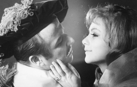S Bibianovu Šimonovou (Roxana) v roli Kristiána v Cyranovi z Bergeracu (1968). FOTO LEOPOLD HERRMANN