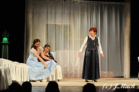 Prvním představením byly Tři sestry hronovského DS Jiráskova divadla. FOTO JIŘÍ MACH / JH