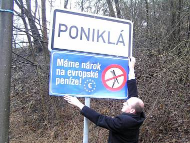 Starosta obce Poniklá Tomáš Hájek v roli aktivisty. FOTO MARTIN NOVOTNÝ