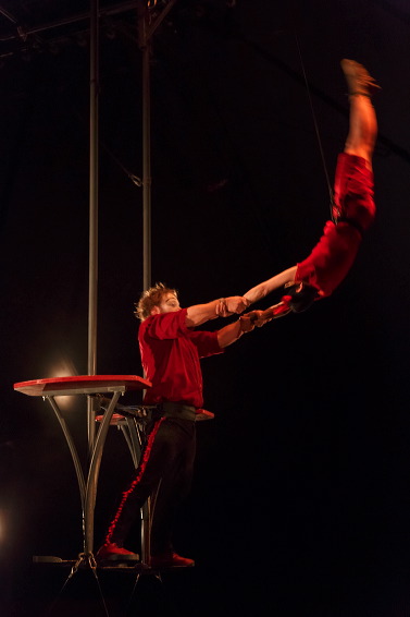 Trapézistka Titoune a silák Bonaventure Gacon se zaměřují na fyzické disciplíny a nabízí náročná akrobatická čísla. FOTO archiv