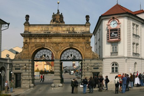 Historická vstupní brána Prazdroje byla postavena v roce 1892, tedy k 50. výročí povivaru. FOTO archiv