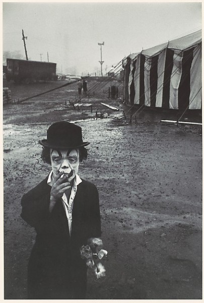 Bruce Davidson: Klaun a cirkusový stan, 1958. Repro archiv