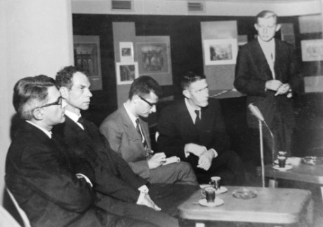 Zleva R. Rauschenberg, M. Cunningham, F. Fröhlich, J. Cage, V. Lébl, Divadlo hudby Praha, 1964. Repro archiv (z pozůstalosti V. Lébla)