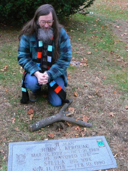 U hrobu Jacka Kerouaca. FOTO archiv