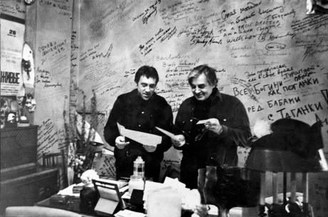 S Vladimírem vysockým ve své kanceláři Na tagance, pol. 70. let. FOTO archiv