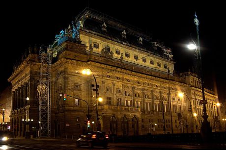 Historická budova Národního divadla v Praze. FOTO ADAM ZIVNER