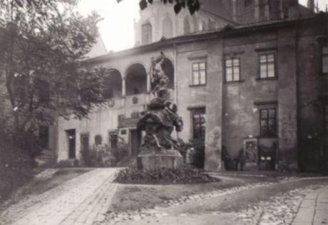 Brno Biskupský dvůr - Fotografie Merkurovy kašny z první pol. 20.století (soukr.sbírka IvoR)