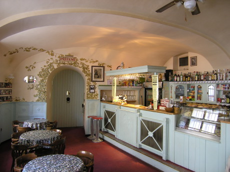 Café bar s vchodem, který bude - pravděpodobně - zazděn. FOTO archiv Apostrof