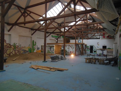 Opuštěné haly v holešovickém industriálním areálu U Výstaviště byly naprosto zdevastované a prázdné. FOTO ŠTĚPÁN HEJZLAR