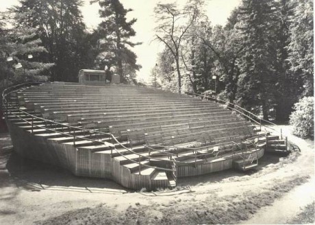 Český Krumlov - otáčivé hlediště v zámeckém parku - historická fotografie. FOTO archiv