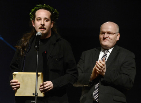Režisér Jan Frič přebírá z rukou ministra kultury Daniela Hermana (vpravo) cenu za incenaci roku. FOTO ROMAN VONDROUŠ