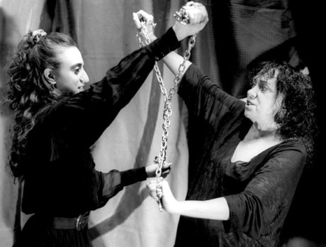  Ms. Malina, right, with Isha Manna Beck in "Anarchia," at the Living Theater, in the mid-1990s. FOTO MIKE FREY 