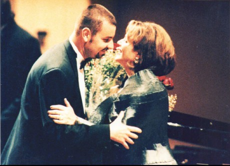 rogram recitálu Renée Fleming v létě 1999 v Praze a předání květin po árii Měsíčku na nebi hlubokém… Repro archiv autora
