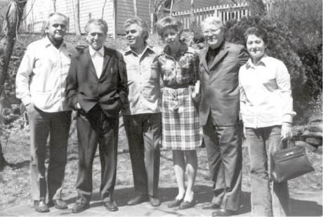Poslední setkání s Egonem Hostovským 15. dubna 1973, tři týdny před jeho smrtí. Zleva já, Hostovský, Jiří Pelikán a přátelé FOTO archiv AJL
