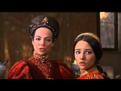 S Olivií Hussey (Julie) jako Lady Kapuletová v Romeovi a Julii Franca Zefirelliho (1969). FOTO archiv