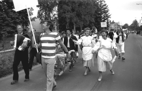 Průvod členů Ořechovského duivadla městem Vysoké nad Jizerou u příležitosti oslav 200 let tamního divadla, 1986. FOTO archiv OD