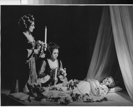 omeo a Julie, 1978, Státní divadlo Brno Camilla, Capelletova sestra: Anna Barová, Laura, Juliina přítelkyně: Natalie Romanová, Julie, jeho dcera: Jaroslava Janská. FOTO RAFAEL SEDLÁČEK / archiv DÚ