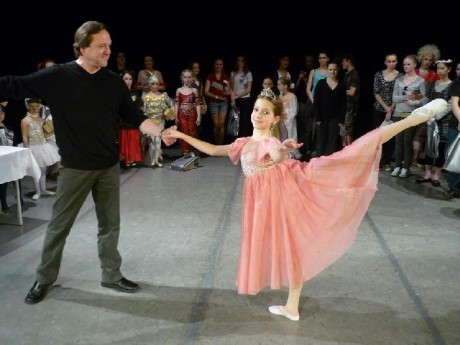 V roce 2009 s baletní nadějí ZUŠ Chrudim Klárou Voroupalovou, již předal Cenu Nejkrásnější arabeska. FOTO archiv ZUŠ Chrudim