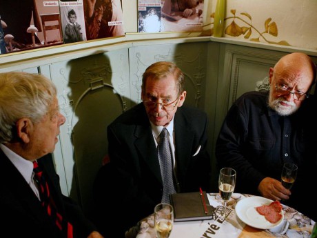 S Václavem Havlem a Ivanem Vyskočilem v Divadle Na zábradlí, 90. léta. FOTO GRZEGORZ KLATKA