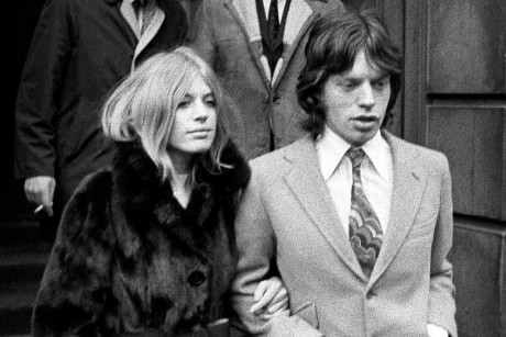 S Mickem Jaggerem opouštějícího soud po obvinění z držení marihuany, Londýn 1968. FOTO archiv