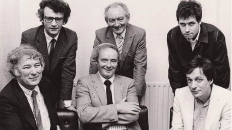 Brian Friel (back centre) with the other founders of the Field Day Theatre Company (clockwise from top left): Seamus Deane, Stephen Rea, Tom Paulin, David Hammond and Seamus Heaney. FOTO archiv BBC